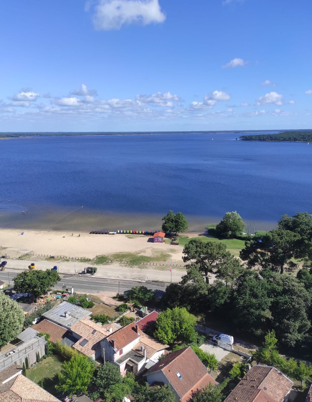 vue sur le lac et la plage du moutchic depuis les lodges