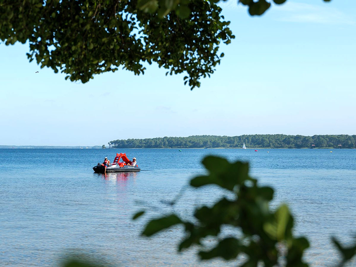 Pédalo en famille sur le lac de Lacanau