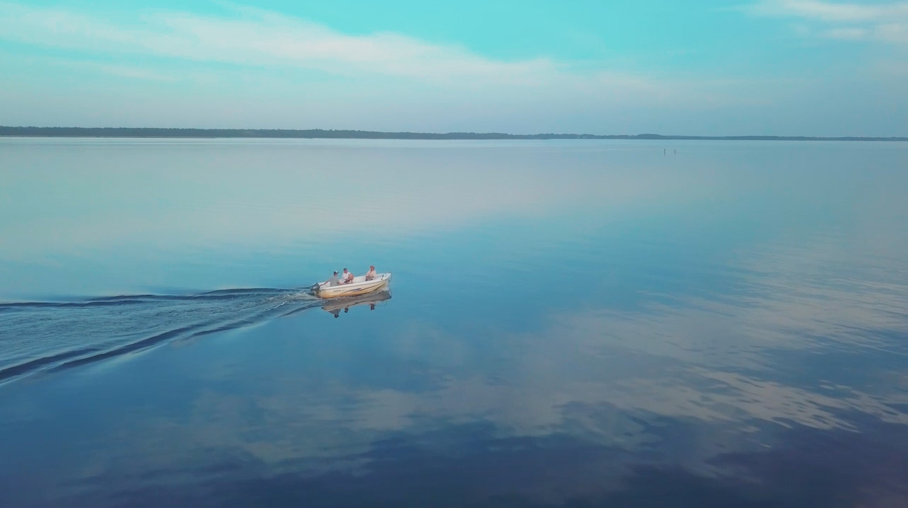 Barques à moteur, l'idéal pour une partie de pêche sur les eaux calmes du lac