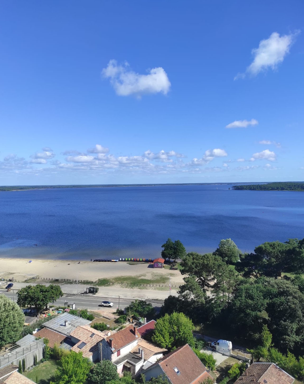 vue imprenable sur le lac et la plage du Moutchic