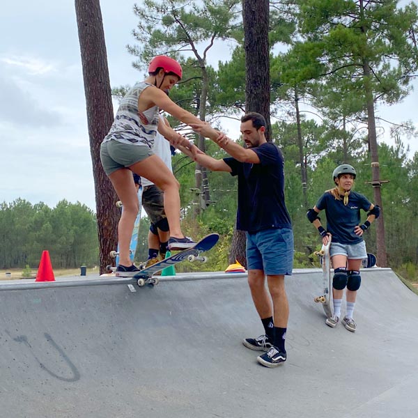 cours de skateboard pour adultes, en groupe