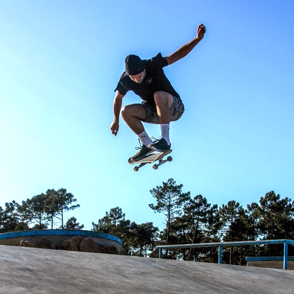 moniteur de skateboard qui montre comment de n'en faire