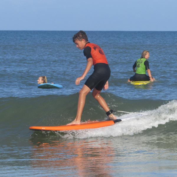 cours de surf tous niveaux, chez wally glisse
