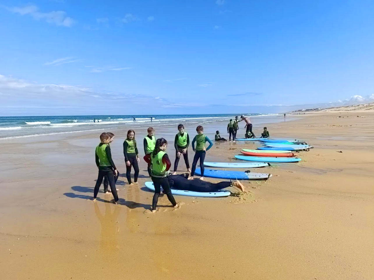 Cours de surf encadrés par des moniteurs diplômés d'état, plage sud à Lacanau